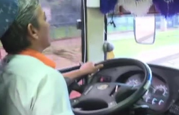 Conductora de la Linea 12: Tania, una mujer en '' trabajo de hombres'' - SNT
