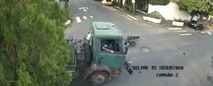 [VIDEO] "Es un milagro": lo atropelló un camión, pero se paró y salió caminando