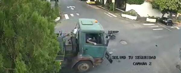 [VIDEO] "Es un milagro": lo atropelló un camión, pero se paró y salió caminando