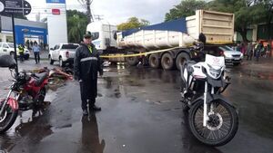 Dos motos chocan y una mujer muere sobre avenida Artigas