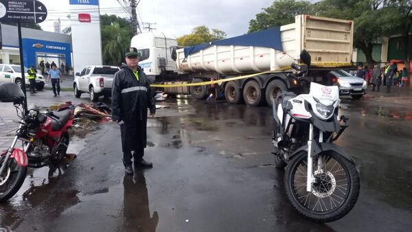 Dos motos chocan y una mujer muere sobre avenida Artigas