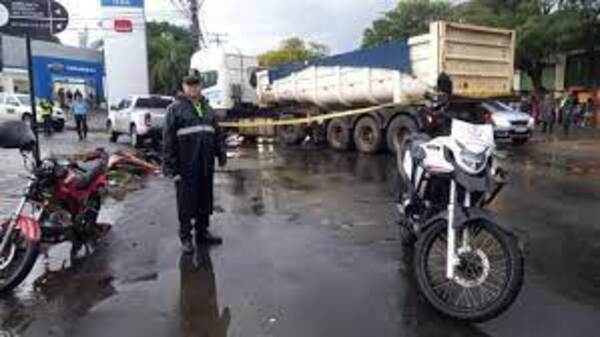 Dos motos chocan y una mujer muere sobre la avenida Artigas