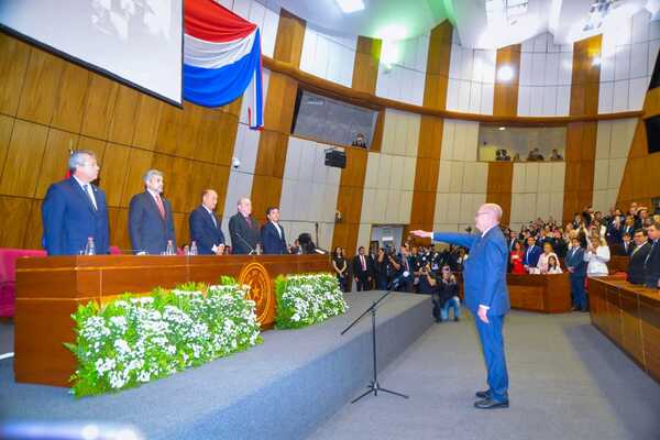 Emiliano Rolón jura como nuevo fiscal general del Estado - Radio Imperio