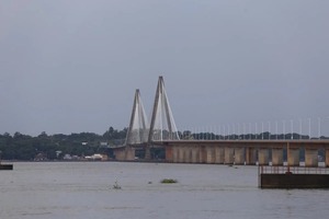 Rescatan con vida a joven que se lanzó del Puente San Roque González de Santa Cruz | 1000 Noticias