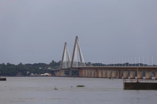 Rescatan con vida a joven que se lanzó del Puente San Roque González de Santa Cruz | 1000 Noticias
