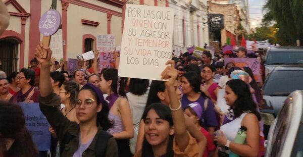 "Por nuestros derechos laborales y contra todas las violencias", el grito de las mujeres paraguayas que marcharon por el 8 de marzo - Revista PLUS