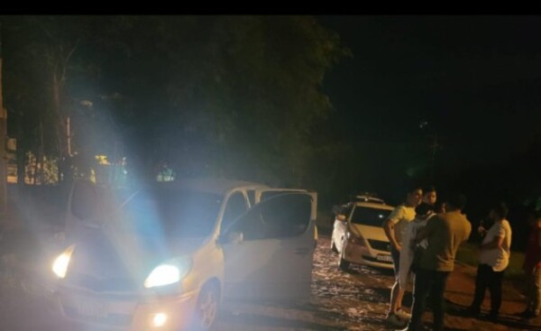 Asaltantes hieren a dos hermanos y en huida roban vehículo