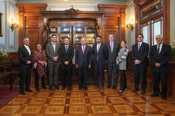 Andrés López Obrador recibe a directivos y técnicos de Tesla en el Palacio Nacional para revisar el proyecto de la planta automotriz - Revista PLUS
