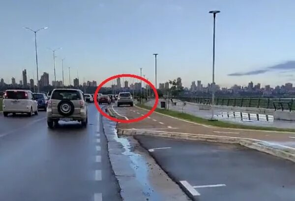 Video: PMT confirma que camioneta que circulaba sobre bicisenda de la Costanera es de Presidencia - Nacionales - ABC Color