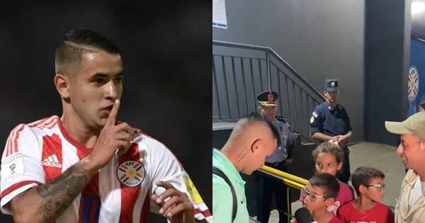 La Nación / ¡Tipazo! Derlis González se encontró con mini hinchas y les regaló camisetas