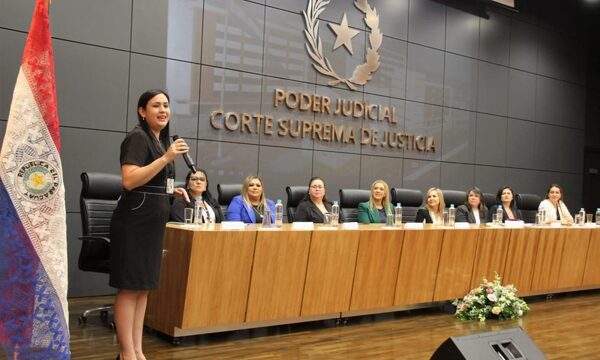 Realizan charlas con expertos sobre violencia contra la mujer