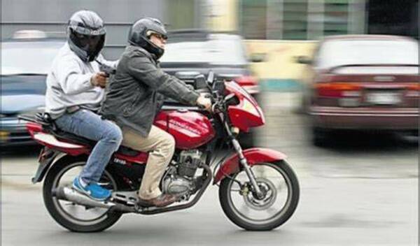 Bandidos en moto balearon a un karai para robarle su celular
