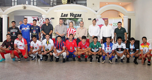 Entregaron atuendos deportivos a clubes de la Liga Ovetense de Fútbol - Noticiero Paraguay