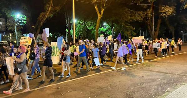 La Nación / En el Este marcharon por derechos laborales y contra toda violencia hacia la mujer
