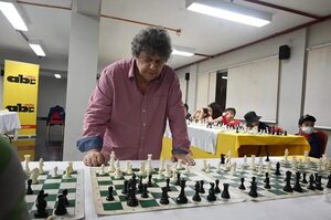 Zenón Franco y los jóvenes ajedrecistas en nuestra casa - Polideportivo - ABC Color