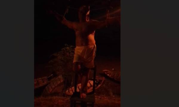 No puede dormir de la música del vecino y como protesta: !se crucificó!