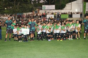 Versus / Cristo Rey inauguró su cancha sintética con estándares FIFA