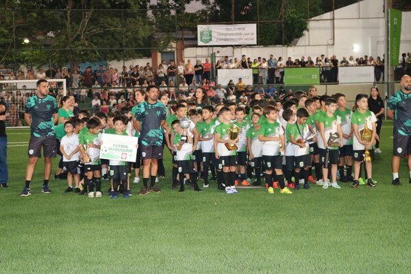 Versus / Cristo Rey inauguró su cancha sintética con estándares FIFA
