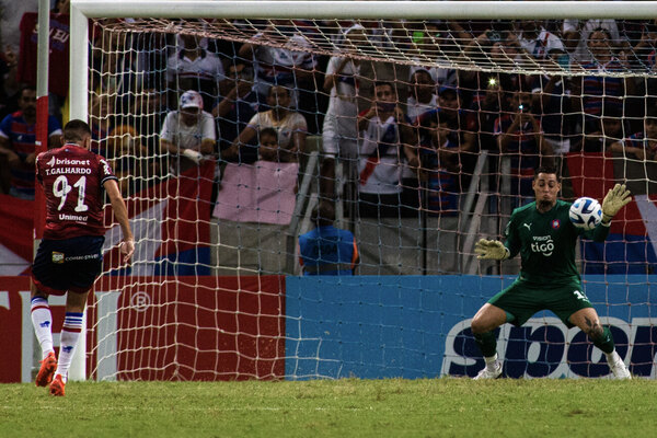 Versus / El "show" de Jean Fernandes: Desconcentró al rival en el penal y logró una gran tapada
