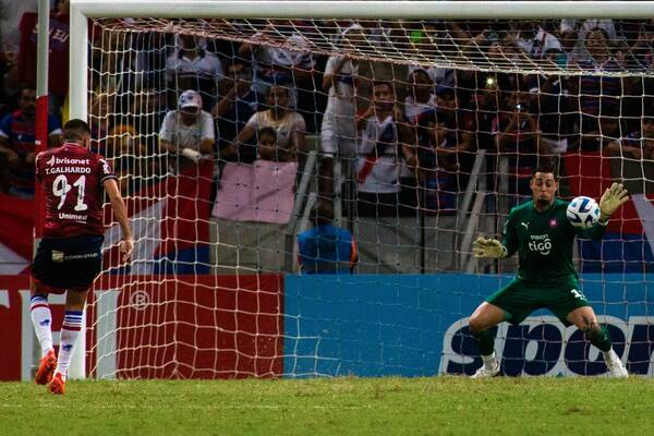 [VIDEO] Lesionado y todo Jean Fernandes atajó un penal