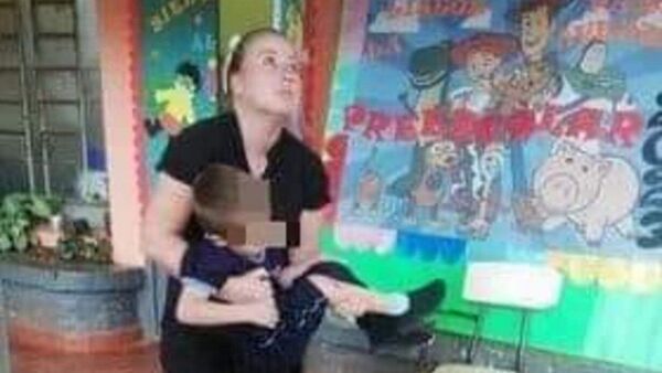 Techo de una escuela cayó cerquita de un alumno