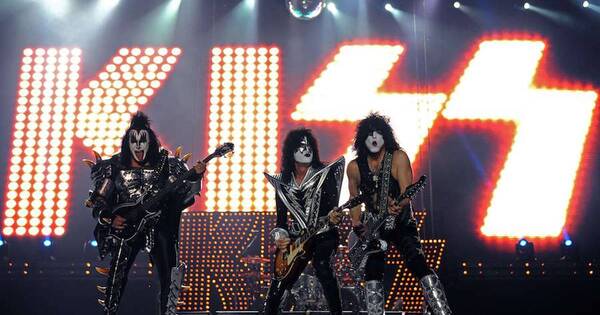 La Nación / El grupo Kiss se retira de los escenarios al final de su gira musical