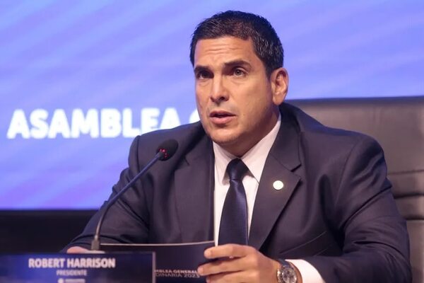 En otros días, Domínguez asistía a la asamblea de la APF - Fútbol - ABC Color