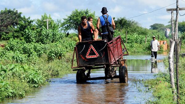Río ya sube casi dos metros y comienzan las mudanzas