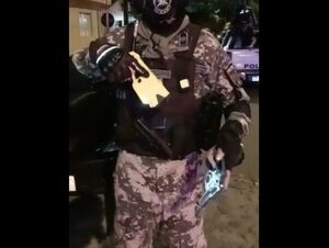 Con pistola eléctrica, Policía reduce a hombre con varios antecedentes en Kambala · Radio Monumental 1080 AM
