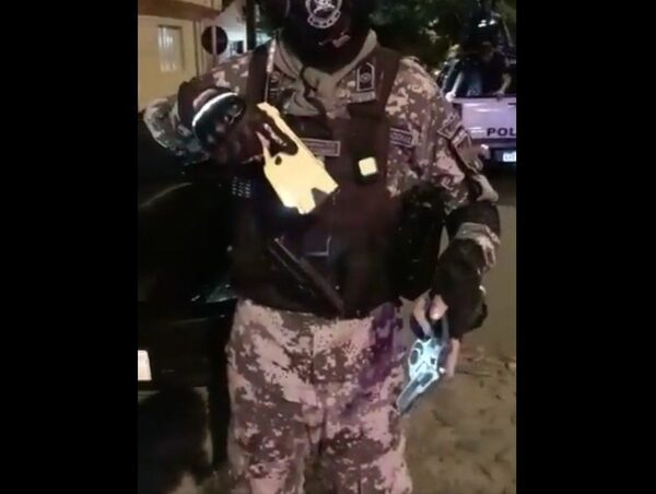 Con pistola eléctrica, Policía reduce a hombre con varios antecedentes en Kambala · Radio Monumental 1080 AM
