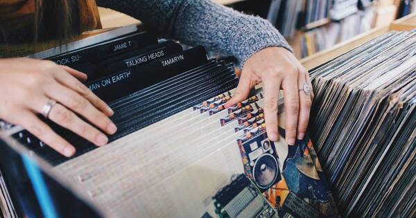La Nación / Supera venta de vinilos al CD por primera vez desde 1987