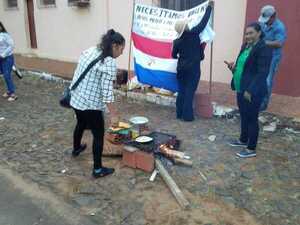 Padres de la escuela Rebeca Alen se instalan frente a la Coordinación Departamental de Educación - Radio Imperio