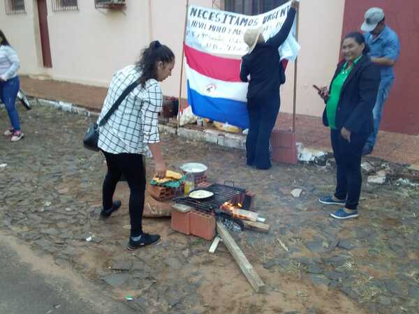 Padres de la escuela Rebeca Alen se instalan frente a la Coordinación Departamental de Educación - Radio Imperio