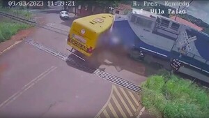 Diario HOY | VIDEO- Autobús de colegio de educación especial es embestido por un tren en Brasil