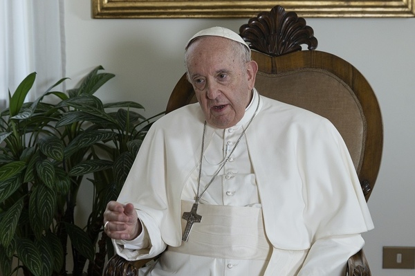 Francisco consideró que "sí" se podría "revisar" el celibato para sacerdotes - .::Agencia IP::.