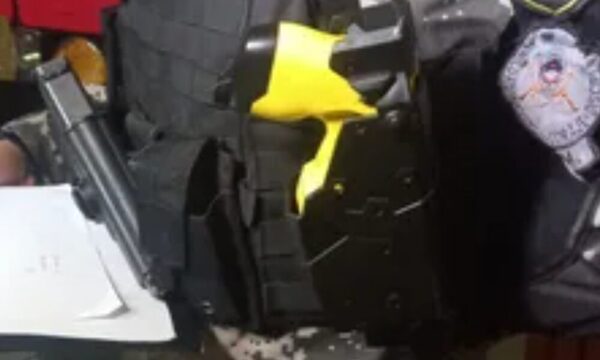 Linces se defienden con pistolas eléctricas en medio de ataques con armas de fuego