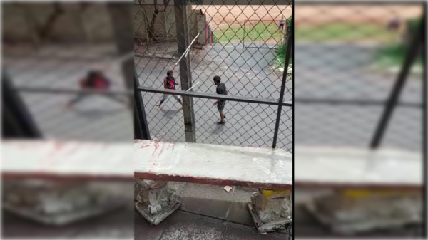 [VIDEO] Chespis "siembran" temor: hacen tocorré pelea con cuchillos detrás de cole de Sajonia