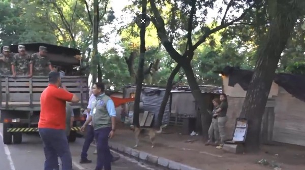 Diario HOY | Familias instaladas en el Parque Caballero son trasladadas al barrio San Blas