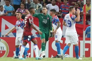 Vídeo: El penal clave que Jean Fernandes atajó a Thiago Galhardo - Cerro Porteño - ABC Color