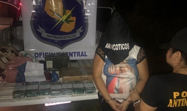 Policía detiene a mujer con 7 panes de supuesta cocaína en un ómnibus