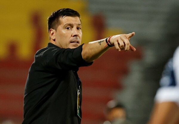Versus / El DT argentino que se reunió con Miguel Cardona y se acerca al Olimpia