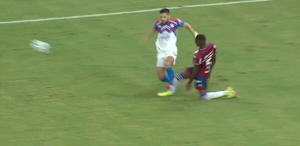 Versus / La durísima patada que complicó el partido a Cerro