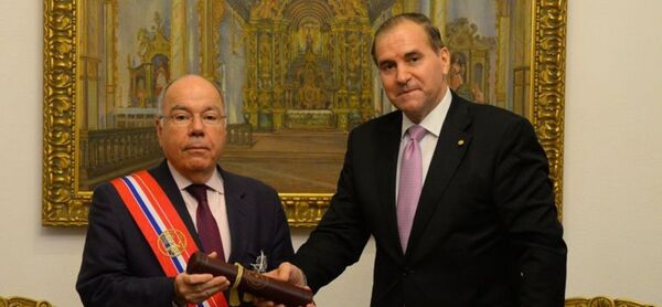 Julio Cesar Arriola y Mauro Vieira intercambian condecoraciones en Asunción - Revista PLUS