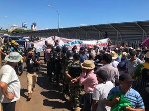 Exobreros de Itaipú cierran el Puente de la Amistad y se forman largas filas para cruzar - ABC en el Este - ABC Color