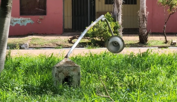 Inadaptados destruyen lumínicas de la Plaza Emiliano R. F