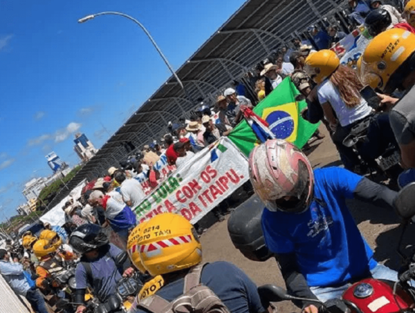 Exobreros tercerizados de Itaipú cierran el Puente de la Amistad · Radio Monumental 1080 AM