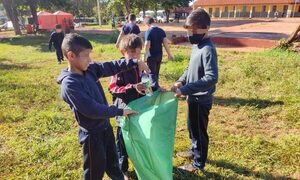 Realizan minga ambiental y charlas en dos instituciones educativas
