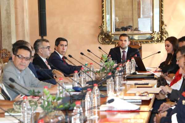 Ejecutivo coordina acciones para atender a damnificados por sequias e inundaciones - .::Agencia IP::.