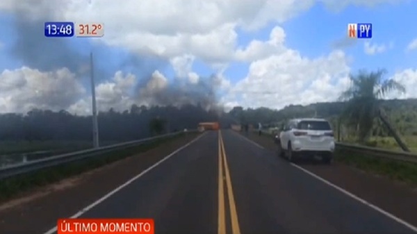 Vuelco y posterior incendio en San Pedro - Noticias Paraguay