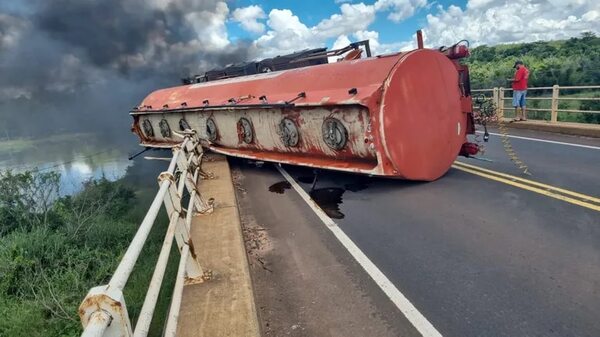 Video: camión cisterna volcó sobre puente del río Jejuí y se incendió - Nacionales - ABC Color